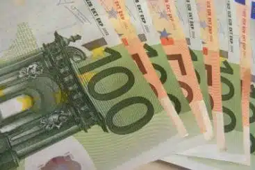 Source: Emilian Robert Vicol & https://flic.kr/p/8ip71R