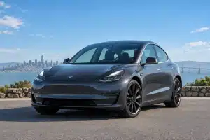 Het gekozen onderwerp is een elektrische auto van Tesla, die symbool staat voor de recente uitbraak van het aandeel. De auto staat prominent in beeld met een heldere blauwe lucht op de achtergrond, wat de positieve ontwikkeling benadrukt. Dit sluit aan op het artikel over de significante koersbeweging van Tesla en de doorbraak van de koersgrens.